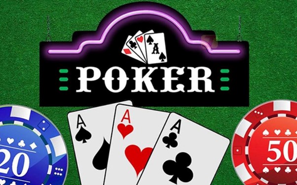 Người chơi đang học cách so bài và tỷ lệ trả thưởng trong bài poker trên màn hình máy tính.